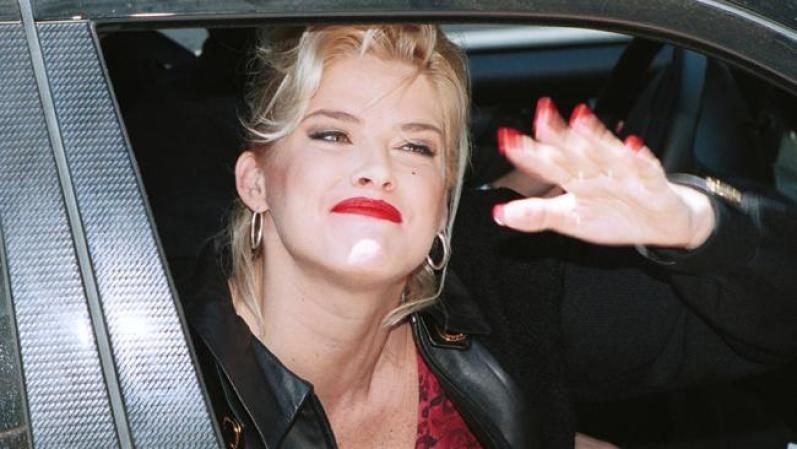 Anna Nicole Smith: Luego de que un juzgado la obligó a pagarle $850 mil a un empleado por presunto hostigamiento sexual, la desaparecida modelo debió declararse en bancarrota.