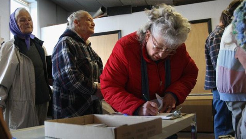 Residentes de una zona rural de Colorado firman con sus nombres antes de recibir comida con la que alimentar a sus familias.