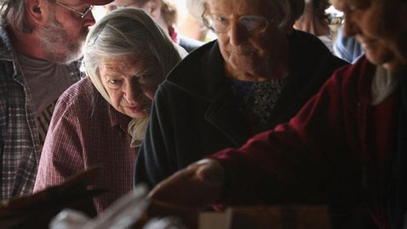 Residentes de una zona rural de Colorado aguarda la entrega de comida gratis.