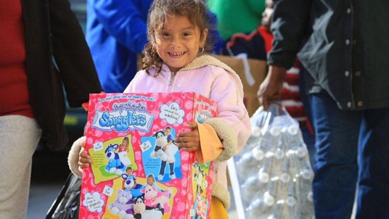 Repartición de juguetes para niños de familias humildes en Los Angeles.