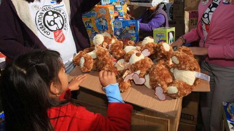 Repartición de juguetes para niños de familias humildes en Los Angeles.