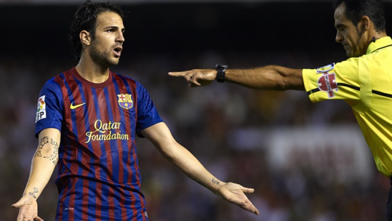 El futbolista español Cesc Fàbregas luce varios tatuajes en sus brazos, incluyendo sus iniciales en la muñeca.