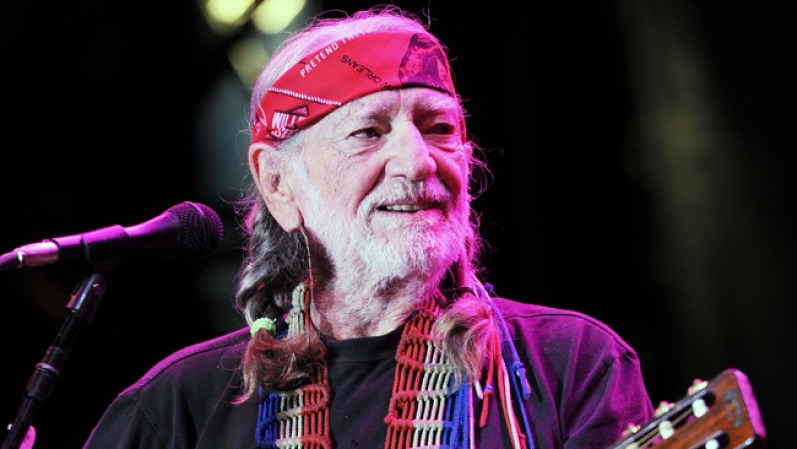 Willie Nelson: El cantante de música country se vio forzado a declararse en bancarrota al no poder pagar al IRS $16.7 millones. Todos sus activos fueron confiscados.