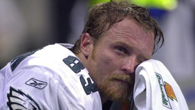 ¡Los chicos guapos también lloran! Jeff Thomason de los Philadelphia Eagles lamenta la derrota durante el Superbowl en Missouri ¡No queremos verte triste!