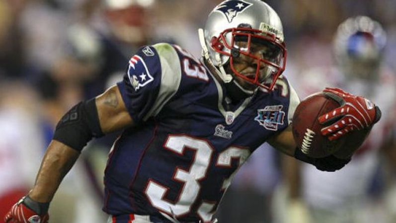 Kevin Faulk de los New England Patriots nos deja sin aliento durante esta atrapada de pelota en el Super Bowl XLII en Arizona.