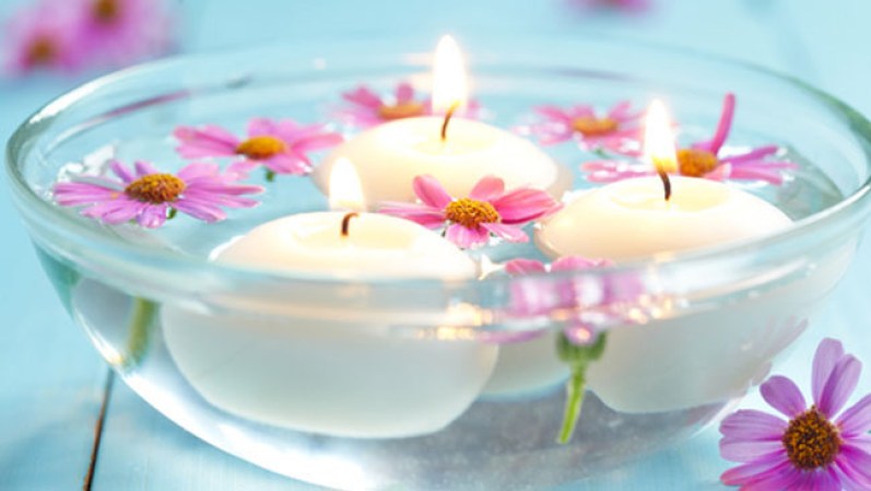 ¡De prisa, junta los materiales! Una vasija con agua, pétalos de rosas, miel, una manzana roja y una vela rosa. Los colores y las texturas son los ideales para alentar el romance en este San Valentín.