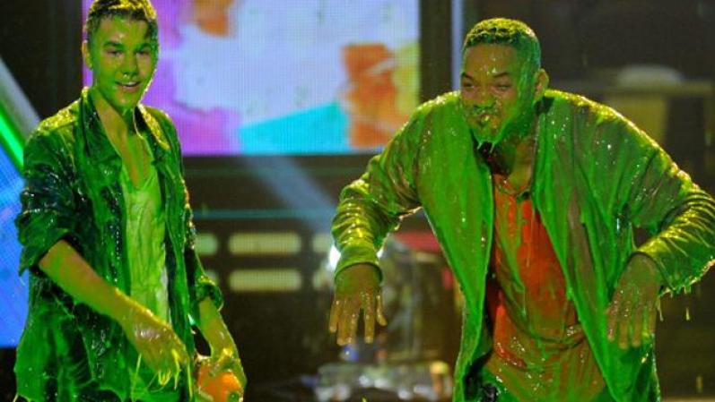 El ganador a "Cantate Favorito" Justin Bieber y Will Smith quedaron cubiertos del "moco verde" característico de los KCA ¡Estamos ansiosos por ver que sucederá mañana!