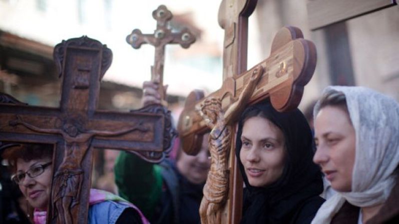 Peregrinos y su celebración religiosa en Jerusalem.