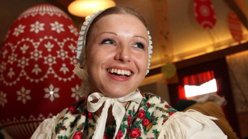 Esta hermosa joven eslava celebra con un traje típico y tradicional.