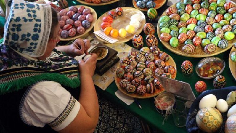 Una mujer eslava pintando los tradicionales huevos de Pascuas.