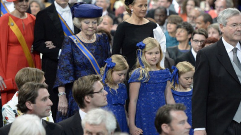 Las Princesas de Holanda visten de azul, un color asociado a la realeza, al igual que su madre, la Reina Máxima y su abuela, la Princesa Beatriz durante la Jura del Rey Guillermo.