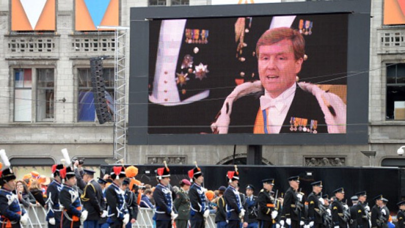 Millones de personas siguieron la ceremonia a través de estas pantallas gigantes ubicadas en toda la ciudad de Amsterdam.