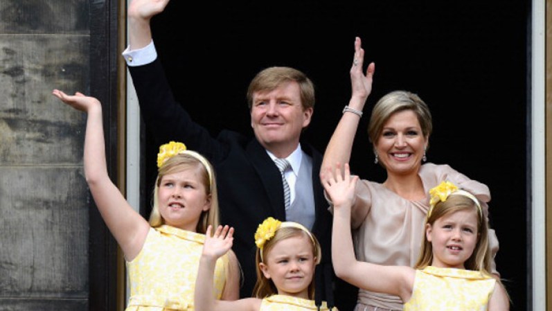 Los Reyes de Holanda, son la pareja real más joven de Europa. Saludan en familia junto a las princesas, Catharina Amalia, Ariane y Alexia en la Ceremonia de Coronación.