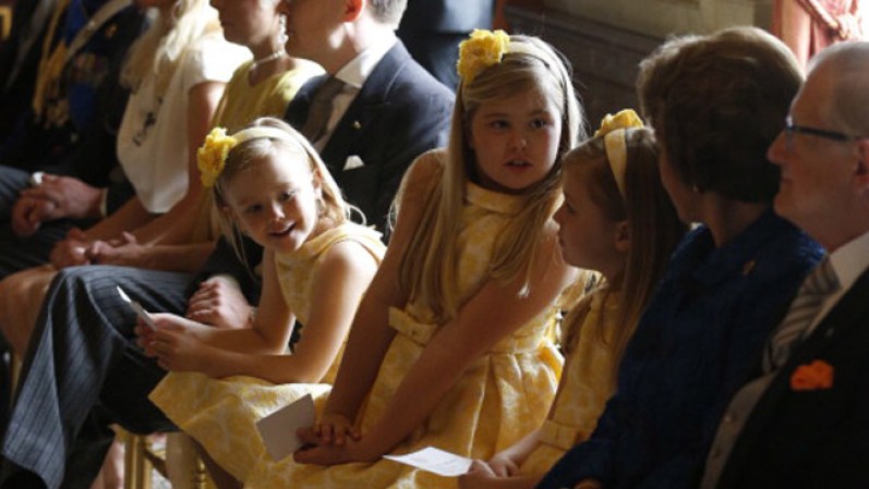 Las princesas lucen bellísimas enfundadas en vestidos color amarillo pastel.
