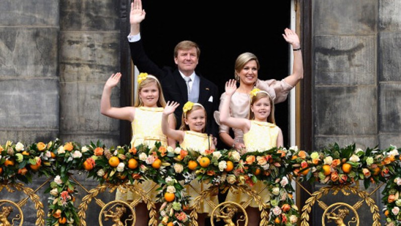 La Familia Real saluda a los miles que se congregaron para asistir a la Ceremonia de Coronación.