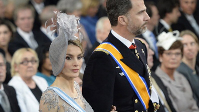 Los príncipes de España, Felipe y Letizia, elegantes en la Ceremonia de Coronación. Letizia y Máxima han entablado una relación muy amistosa.