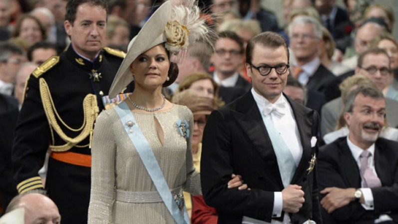 La Princesa Victoria de Suecia y su esposo el Príncipe Daniel. Como muchas de las presentes, fiel al protocolo, la princesa luce un fascinator en su cabello.
