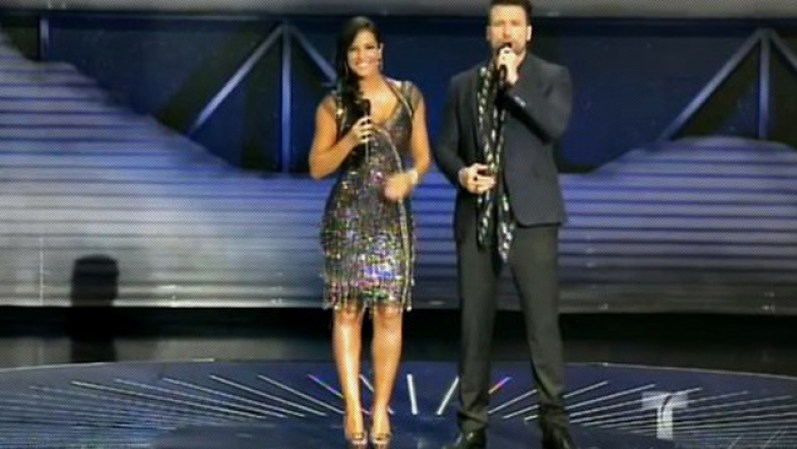 Es un actor multifacético que puede desempeñar diversos roles y ¡todos los hace bien! Aquí como presentador de los premios "Tu Mundo" de Telemundo junto a la actriz venezolana Gaby Espino.