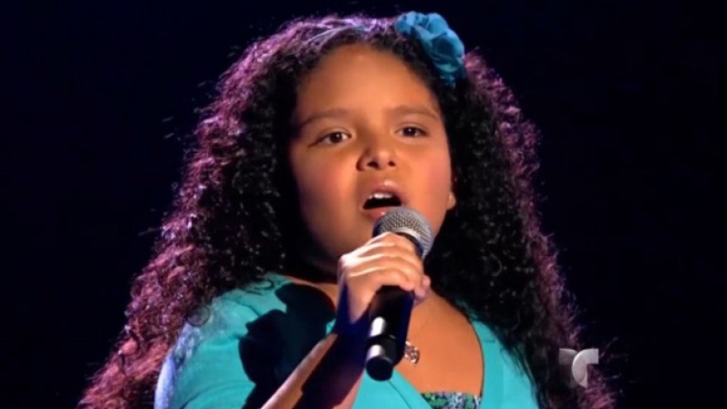Emily Sánchez vino de Chicago y con solo diez años cantó “Acompáñame” y con su voz endulzó a Prince Royce y a Roberto Tapia ¿a quién eligió la niña? ¡A Roberto!