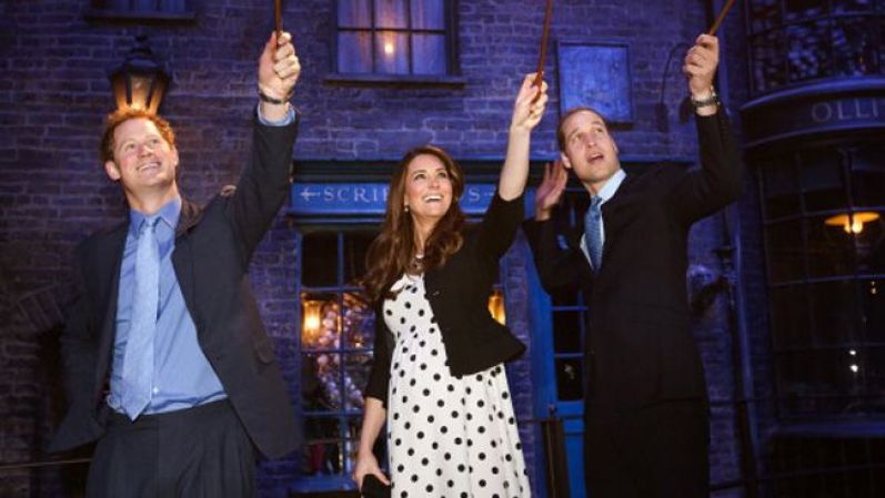 A pesar de estar por ingresar en el octavo mes de embarazo, Kate no deja de lado sus compromisos como Duquesa de Cambridge y se muestra muy activa. En esta imagen, jugando junto a su esposo, el Príncipe Guillermo y el hermano menor de él, el Príncipe Harry.