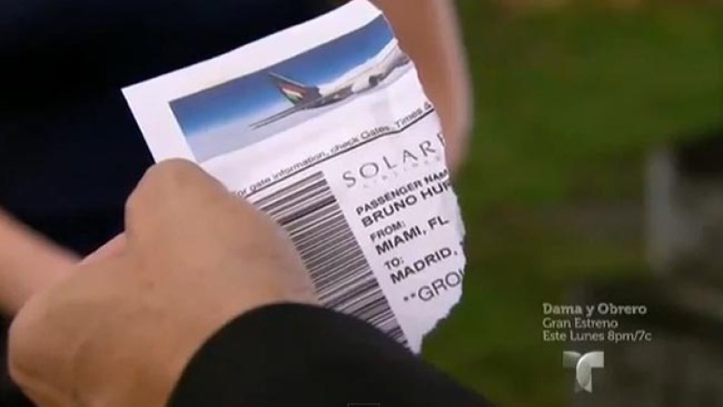Denise le muestra a Ariel un fragmento del boleto de avión de Bruno como prueba de que él y su esposa Bianca son amantes y pensaban escaparse