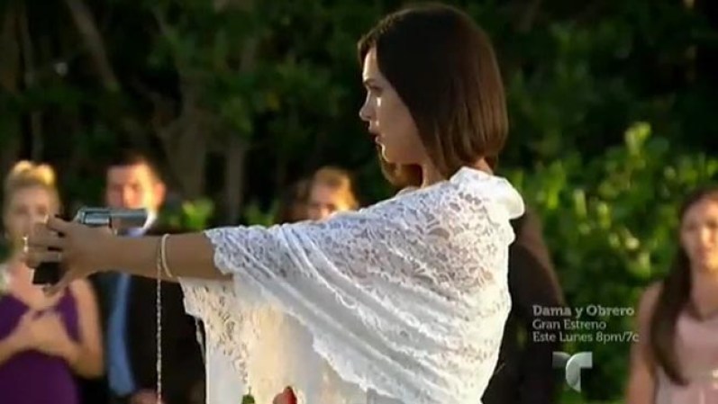 Al final, Bianca apunta el arma hacia ella misma y se quita la vida ante la mirada de todos.