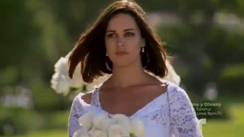 Bianca comienza a desfilar hacia Bruno como si fuera ella quien se va a casar.