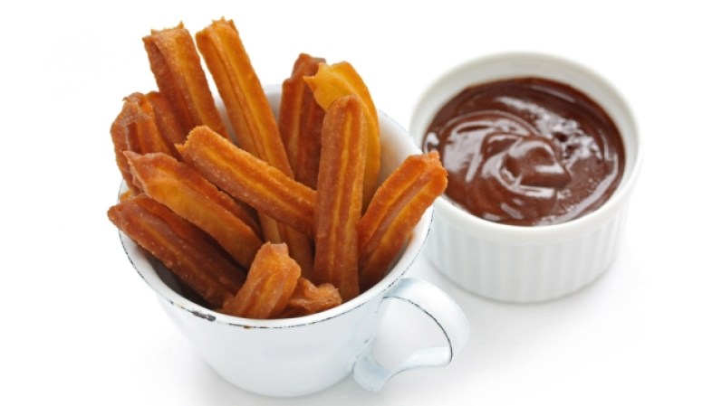 Churros con Chocolate (España) la delicia española de las mañanas. Mojar los churros calientes en chocolate es algo que no puedes dejar de hacer. Una bomba de calorías que alguna vez tienes que probar.