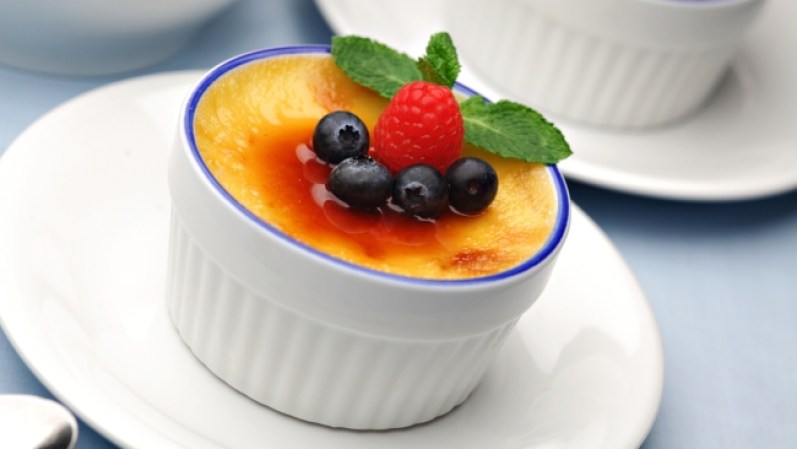 Creme Brulee (Francia) esta deliciosa crema de vainilla se corona con una capa de azúcar quemado de textura dura. Es tan rico comerlo como divertido quebrar la superficie dura con la cuchara.