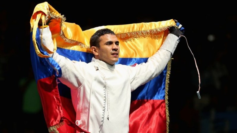 El esgrimista Ruben Limardo dio una medalla de oro a Venezuela tras 44 años desde la última. Su madre, que murió hace apenas dos años, fue la fundadora de la escuela de esgrima de su provincia. Su hijo, agradecido, de la dedicó a ella.