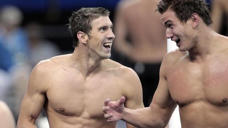 Michael Phelps y Nathan Adrian, de los Estados Unidos, sonríen luego de la magnífica participación de su equipo en estos Juegos Olímpicos.