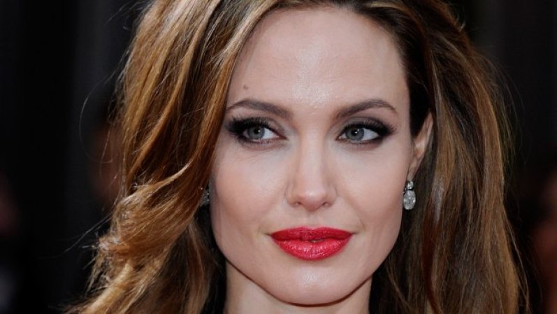 Angelina Jolie. Su marca registrada son esos labios naturales increíbles. Pero Angelina tiene también un bonito lunar arriba de su ceja derecha.