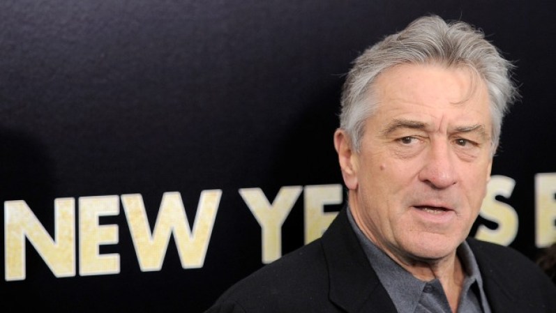 Robert De Niro. Su lunar protuberante no es un defecto sino parte de su identidad. Tanto es así que cuando De Niro actúa, algunas veces mientras hace que su personaje piensa, se rasca el lunar.
