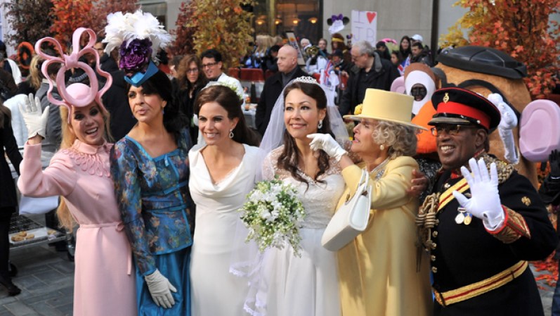 Las presentadoras de Today Show Kathie Lee Gifford, Hoda Kotbe, Natalie Morales, Ann Curry, la ex presentadora Meredith Vieira y Al Roker recrearon una verdadera Boda Real en New York.