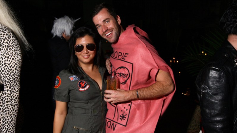 Muy ingenioso el disfraz de este asistente a la fiesta de Halloween de Alan Cumming, escoltado por una sexy señorita uniformada.
