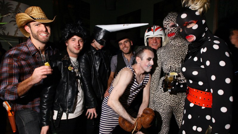 Un grupo de invitados a la fiesta de disfraces de Alan Cumming se divierten en New York.