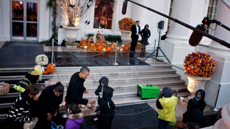 El Presidente Barack Obama saluda a los niños disfrazados, en compañia de la Primera Dama y su madre. <br />La Casa Blanca está especialmente decorada para celebrar Halloween.
