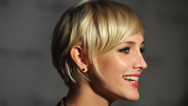 Ashlee Simpson. Rubio, cortísimo y desmechado, este puede ser tu look si quieres un cambio dramático, o si quieres darle un estilo nuevo a tu actual corte corto.
