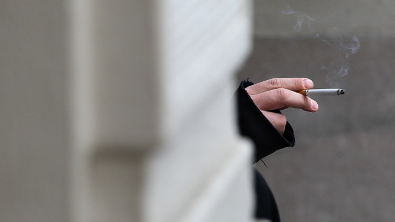 Un fumador sujeta un cigarrillo en San Francisco, California. Según la Organización Mundial de la Salud Since, el tabaco es la segunda causa de muerte a nivel global.