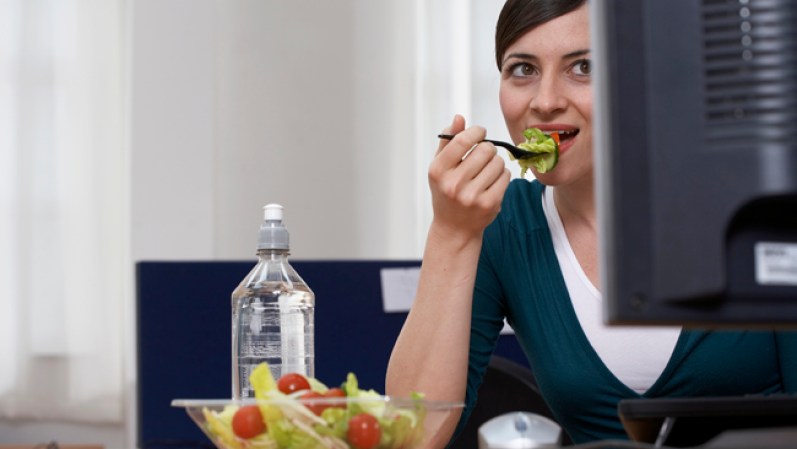 Puedes someterte a la dieta más efectiva y esforzarte como nunca, pero si no la acompañas de una rutina saludable, los resultados no durarán mucho tiempo.