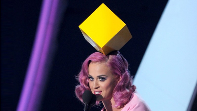 Un sombrero peculiar para aceptar el premio Video del Año en los MTV Video Music Awards 2011, el 28 de agosto de 2011.