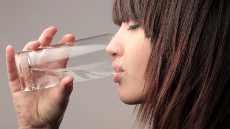 Toma mucha agua. Estimula la sensación de saciedad y por lo tanto te ayuda a ingerir menos alimentos. Se recomiendan ocho vasos al día,que además harán que tu piel y tu cabello se vean más luminosos y saludables.