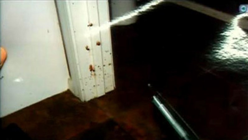 Las huellas de sangre se podían apreciar hasta en los marcos de madera de la puerta de entrada al cuarto de baño.