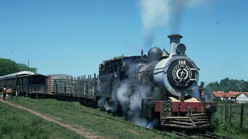 Sapucai, una agreste comunidad en el departamento de Paraguarí, fue el centro operativo del tren. En la actualidad, sus amplios talleres albergan toneladas de hierro y locomotoras que son piezas de museo.