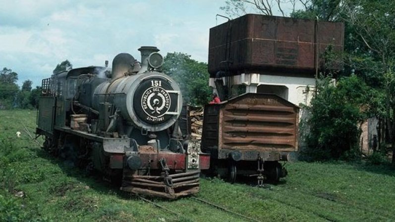 Se trata del ferrocarril inglés con su enorme locomotora a leña y agua que comenzó a echar humo. Data de 1861 y los vecinos de las viviendas aledañas a las vías y los sorprendidos automovilistas de Asunción se detuvieron para saludar con aplausos y bocinazos.