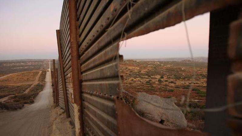 Este corte en la valla fronteriza no es casual. Sirve a distintos objetivos. Pasan niños, armas, drogas e indocumentados.