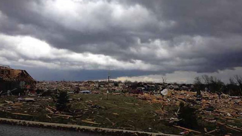 Poderosos tornados han azotado la zona norte central de EEUU arrasando con todo a su paso.
