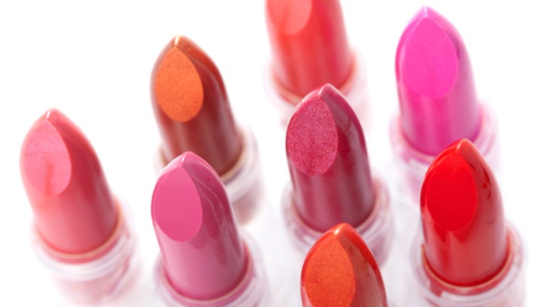 Lápiz labial Pop-Arte. Un toque color mandarina o fucsia en tu lápiz labial luce espectacular. Pero si realmente quieres llamar la atención, usa ambos tonos combinados.