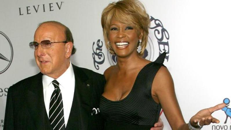 Desde que Clive Davis la escuchó cantar en el club neoyorquino Mikell's, su carrera despegó y ellos dos se convirtieron en inseparables amigos.