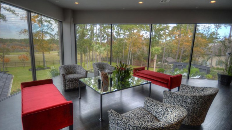 La casa está dentro de un lujoso club de golf del área de The Woodlands, al norte de Houston.